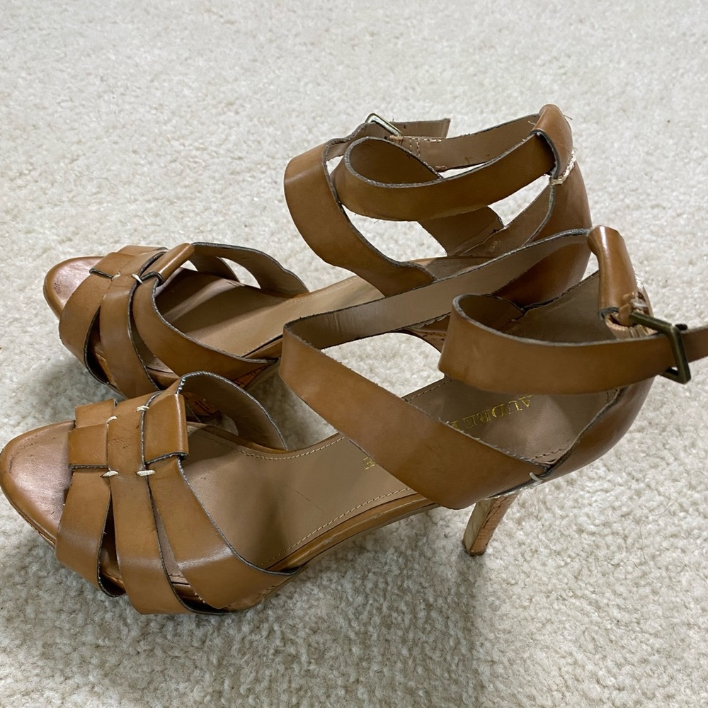 Tan heels - Picture 2 of 4